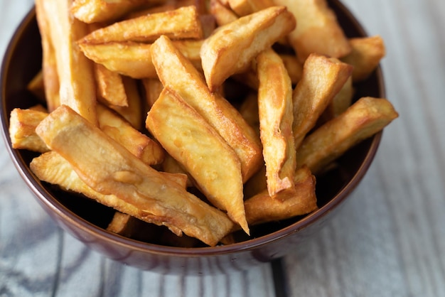 Un tazón de batatas fritas en un tazón