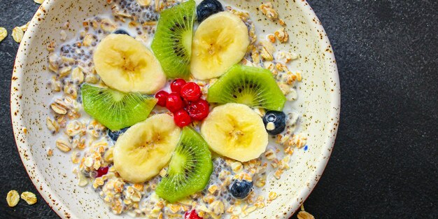 Tazón de batido, avena, semillas de chía y bayas