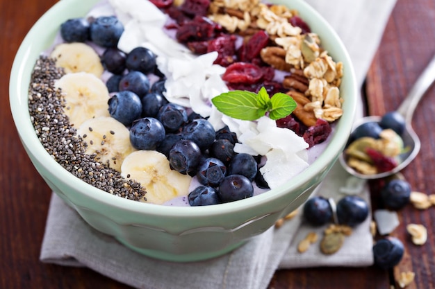 Un tazón de batido para el desayuno con frutas