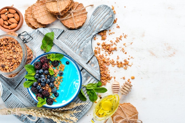 Tazón de batido de espirulina azul y frutas frescas Cubierto con moras, arándanos, granola y yogur Desayuno Vista superior Espacio libre para el texto