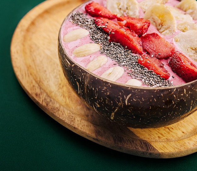 Tazón de batido de fresa con semillas de chía