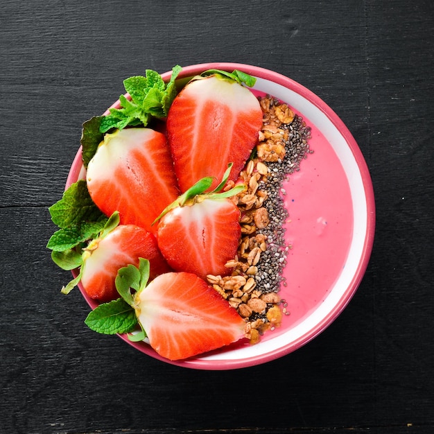 Tazón de batido con fresas frescas, granola, yogur y semillas de chía Desayuno Vista superior Espacio libre para el texto