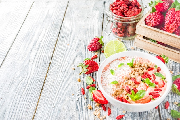 Tazón de batido de frutas y bayas para el desayuno