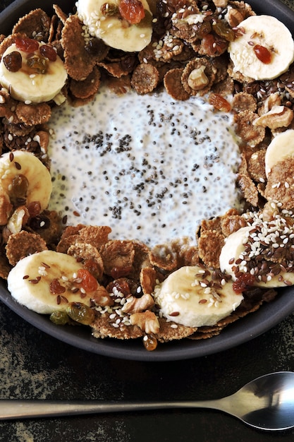 Tazón de batido con plátano, semillas y cereales. Desayuno saludable o postre.