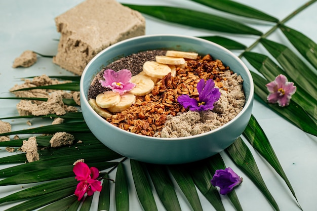 Tazón de batido con semillas de plátano halva y granola