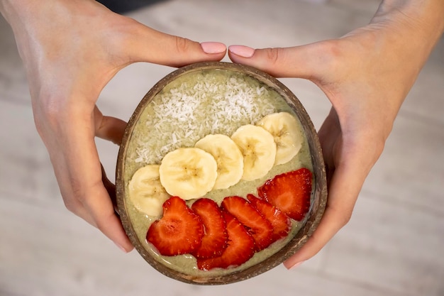 Tazón de batido de superalimento saludable con bayas de frutas y virutas de coco Concepto de estilo de vida vegano de dieta limpia Vista superior