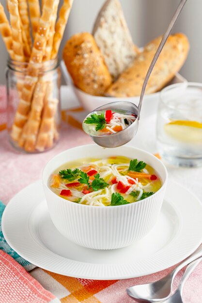 Tazón blanco con sopa de pollo fresca casera