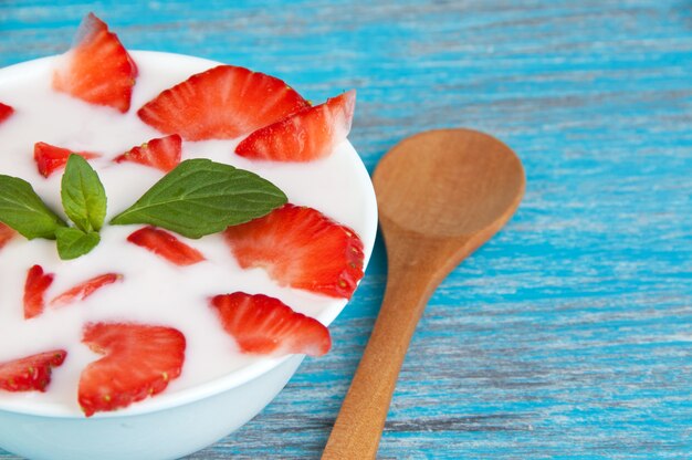 Foto tazón blanco con yogurt