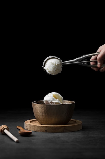 Foto tazón con bolas de helado de vainilla