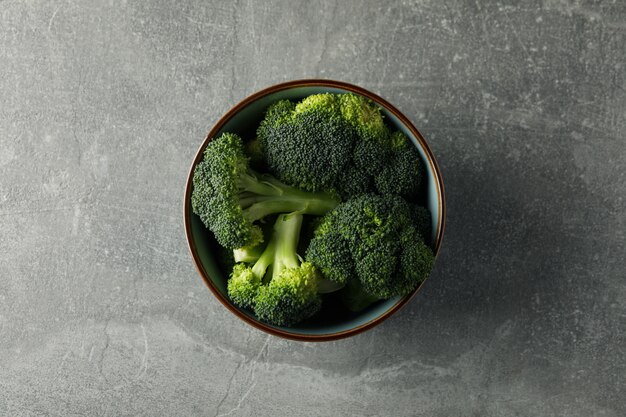 Tazón con brócoli en gris, vista desde arriba. Comida sana