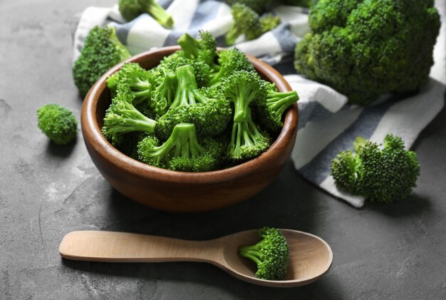 Tazón con brócoli verde fresco en la mesa