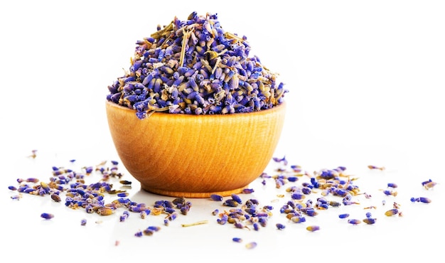 Un tazón de brotes de lavanda aislados en blanco