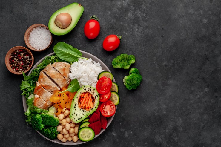 Foto tazón buda. arroz, pechuga de pollo, brócoli, calabaza, aguacate, garbanzos, zanahorias, pepino, remolacha