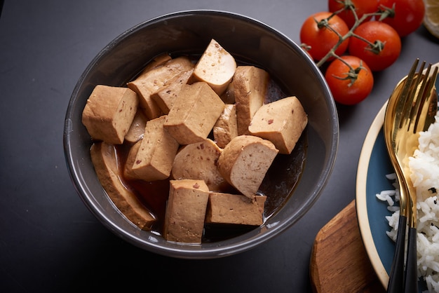 Tazón de Buda de arroz y tofu orgánico saludable con verduras.