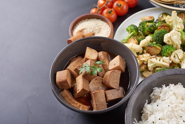 Tazón de Buda de arroz y tofu orgánico saludable con verduras.