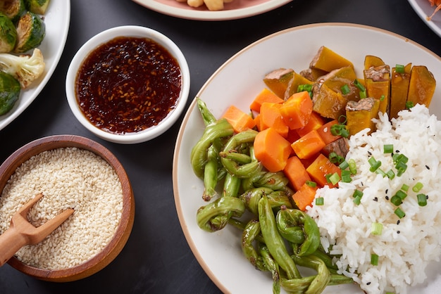 Foto tazón de buda de arroz y tofu orgánico saludable con verduras.