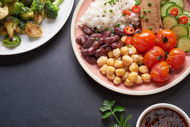 Tazón de Buda de arroz y tofu orgánico saludable con verduras.