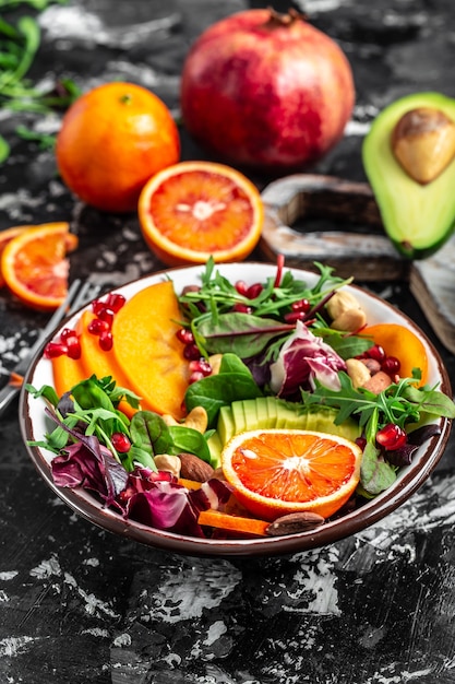 Tazón de Buda detox vegano con frutas y verduras. Alimentación sana y equilibrada. imagen vertical.