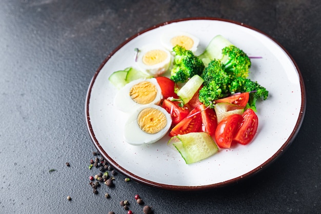 tazón de buda ensalada fresca huevo cocido brócoli tomate pepino verduras comida bocadillo en la mesa