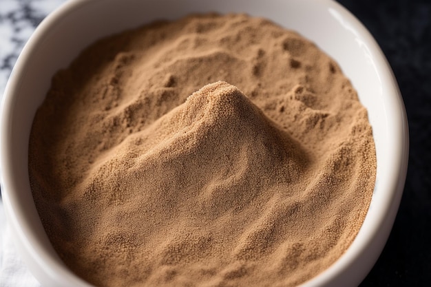 Un tazón de cacao en polvo con un pequeño montículo de chocolate encima.