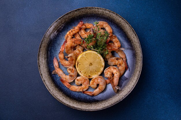 Un tazón de camarones con limón al lado