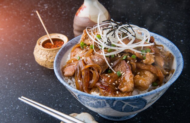 Tazón de carne japonesa o gyudon en llamada japonesa.