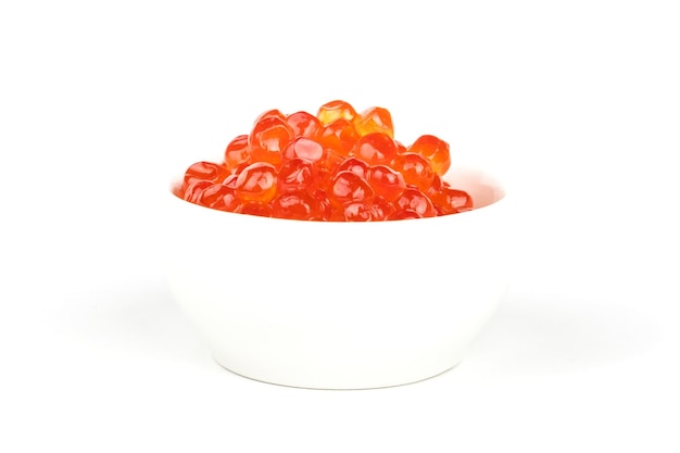 Tazón de caviar rojo aislado sobre fondo blanco.