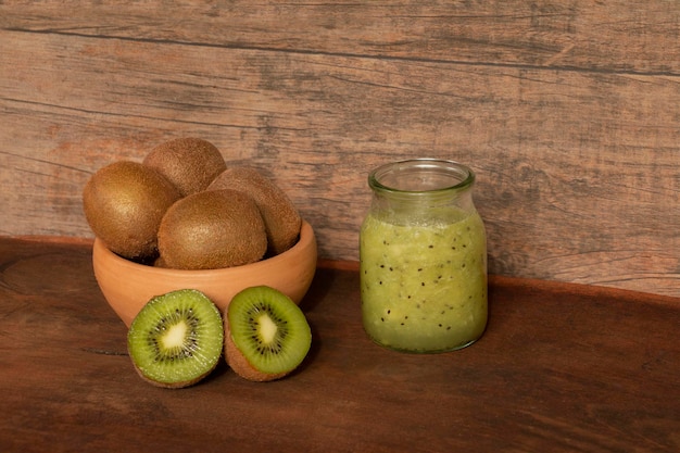 Tazón de cerámica con kiwis y jugo