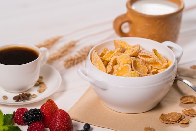 Tazón de cereal de desayuno con taza de café