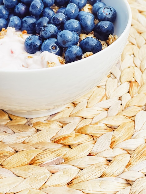 Tazón de cereal de yogur de arándanos como desayuno saludable y comida de la mañana comida dulce y bayas orgánicas frui