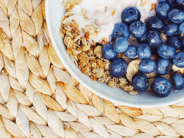 Tazón de cereal de yogur de arándanos como desayuno saludable y comida de la mañana comida dulce y bayas orgánicas frui