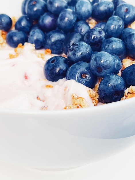 Tazón de cereal de yogur de arándanos como desayuno saludable y comida de la mañana comida dulce y dieta y nutrición de bayas orgánicas