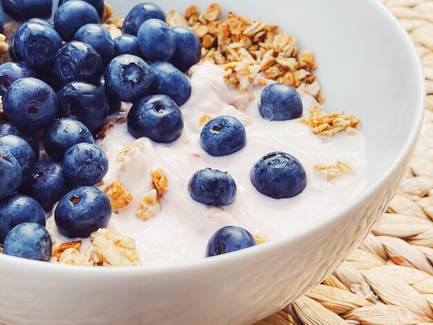 Tazón de cereal de yogur de arándanos como desayuno saludable y comida de la mañana comida dulce y dieta y nutrición de bayas orgánicas