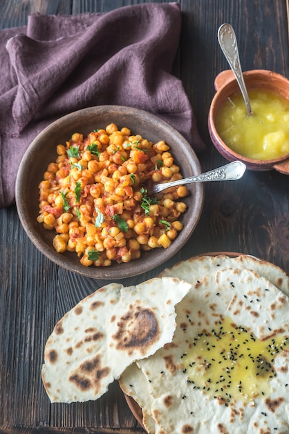 Tazón de chana masala con pan plano