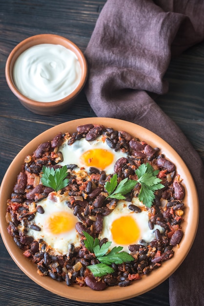 Tazón de chile chipotle con huevos al horno