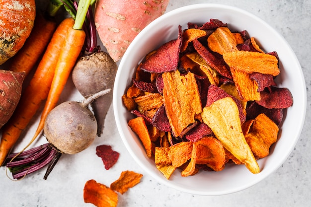 Tazón de chips de vegetales saludables de remolacha, batatas y zanahorias