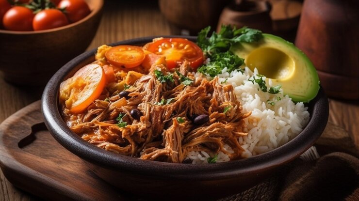 Foto un tazón de comida con arroz, frijoles y aguacate al lado.