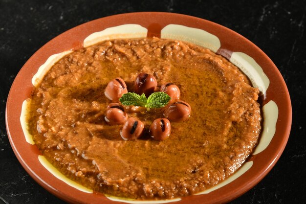 Foto un tazón de comida roja con frijoles