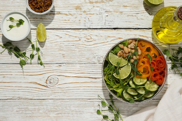 Tazón con comida sabrosa y nutritiva espacio para texto