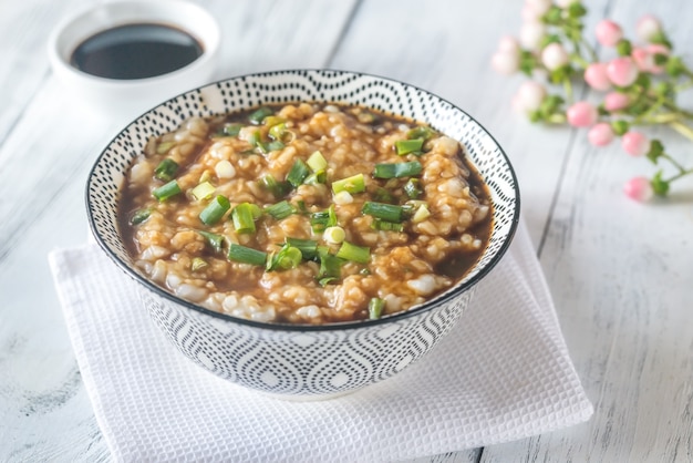 Tazón de congee - gachas de arroz asiático