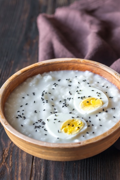 Tazón de congee - gachas de arroz asiático