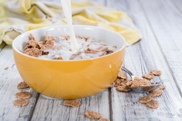 Tazón con copos de maíz y leche