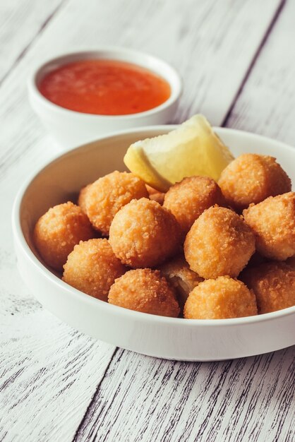 Foto tazón de croquetas de vieira