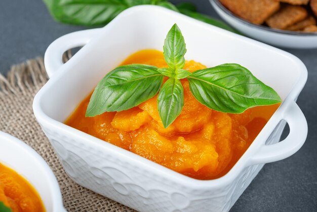 Tazón de deliciosa sopa de calabaza de otoño con picatostes de centeno