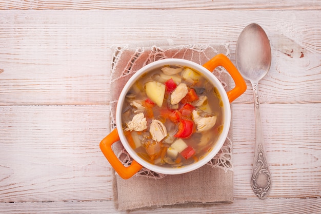 Tazón de deliciosa sopa de papas con tocino en la mesa de madera