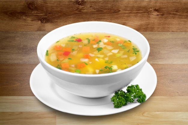 Tazón de deliciosa sopa de verduras en la mesa