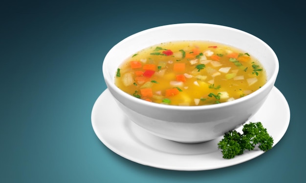 Tazón de deliciosa sopa de verduras en la mesa