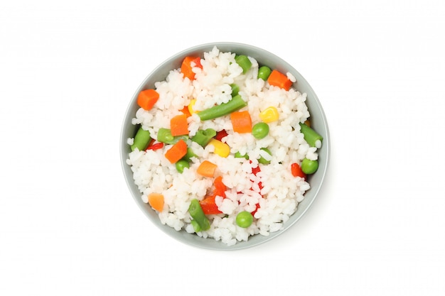 Tazón de delicioso arroz con verduras aislado en la superficie blanca