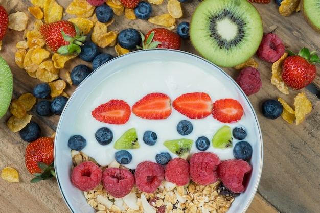 Tazón de desayuno de cereales saludable en la mesa