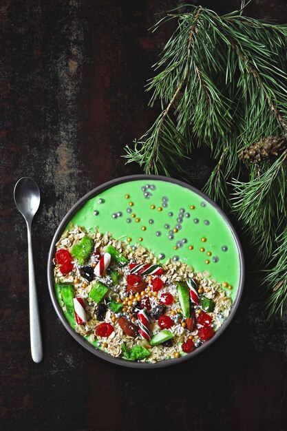 Tazón de desayuno de Navidad. Ramas de los árboles de Navidad y adornos navideños.